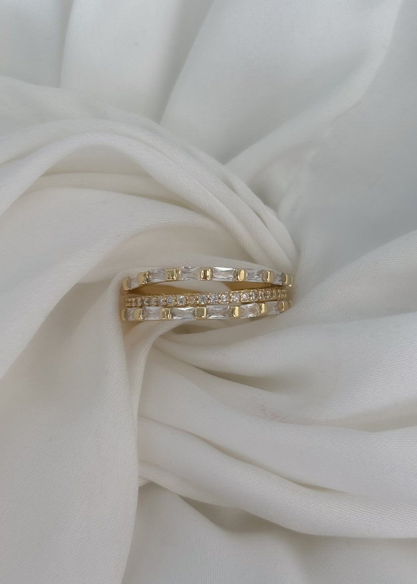Anillo tres lineas con zirconias y brillos en medio