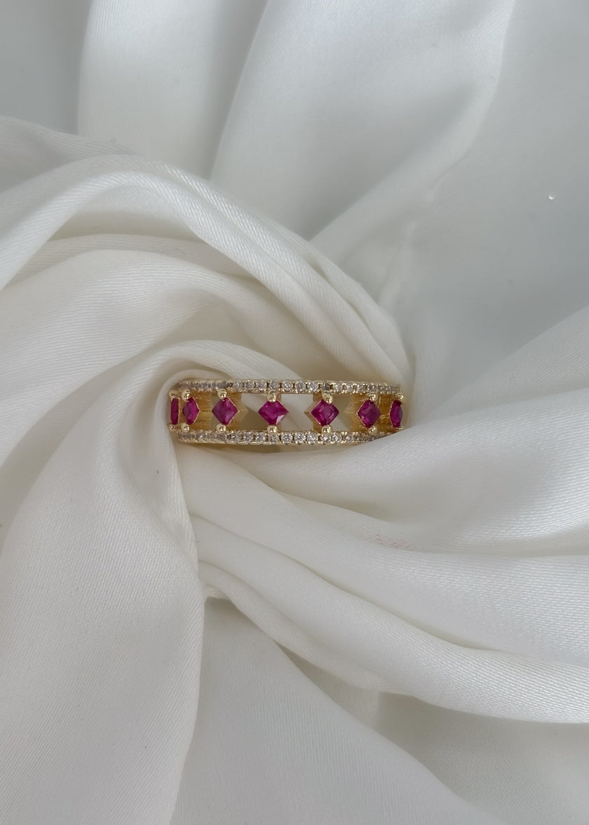 Anillo con rombos rosas en medio
