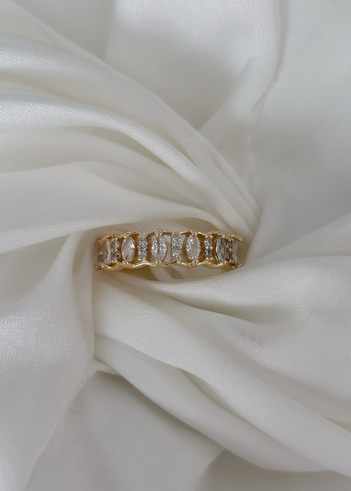 Anillo ondulado con brillos