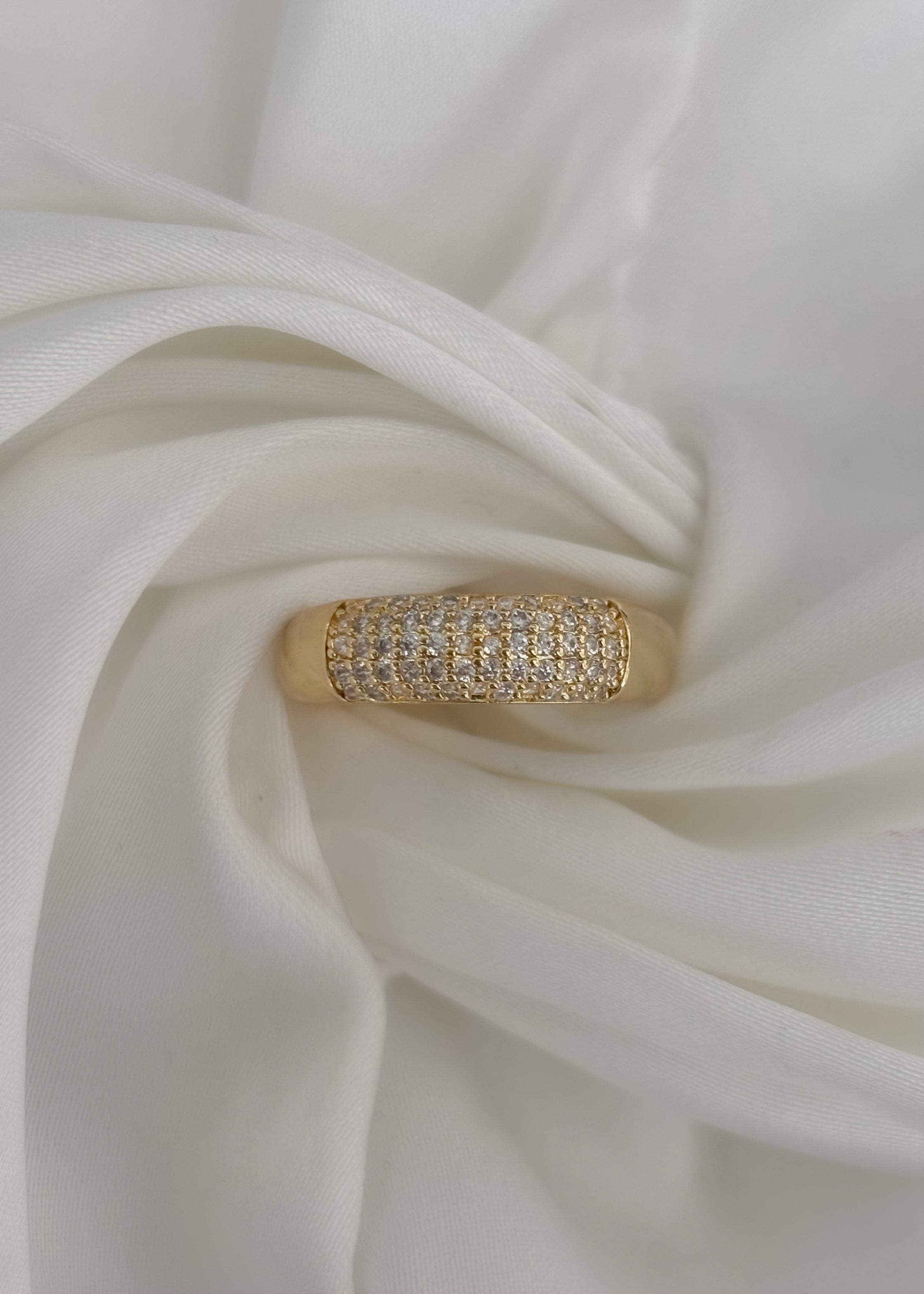 Anillo con brillos pequeños