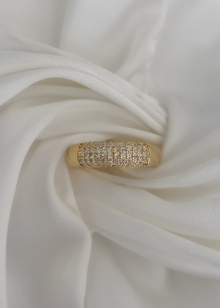 Anillo con brillos pequeños