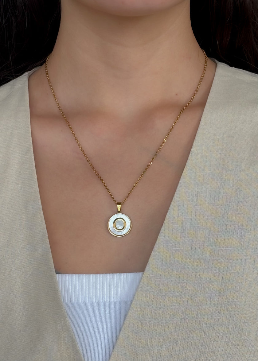 Collar iniciales blanco