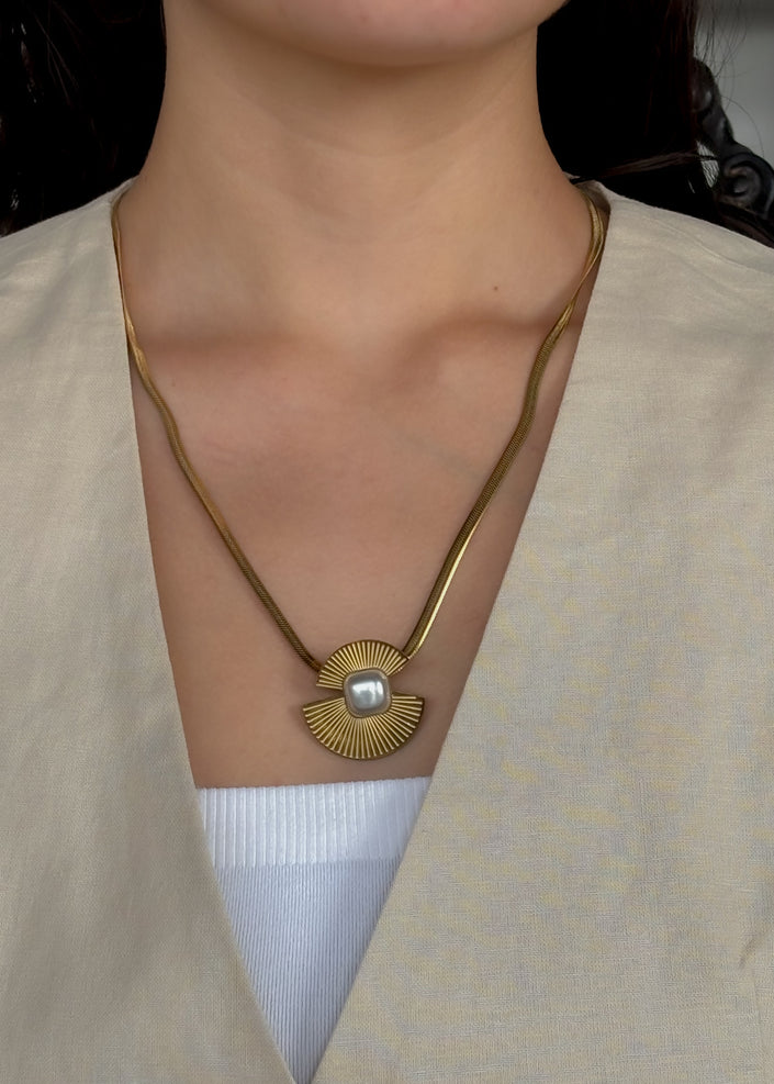 Collar dorado largo perla