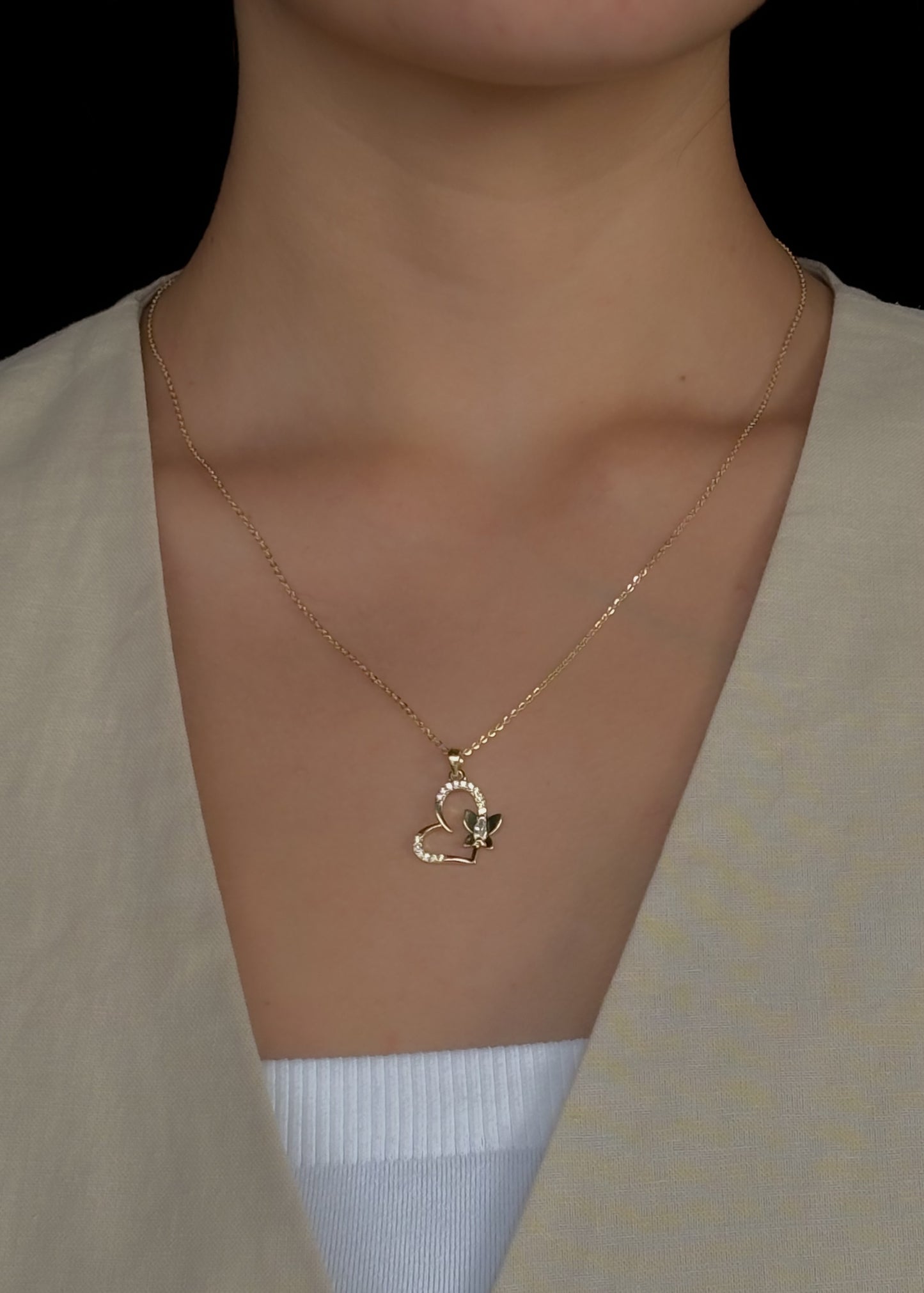 Collar silueta corazón con mariposa