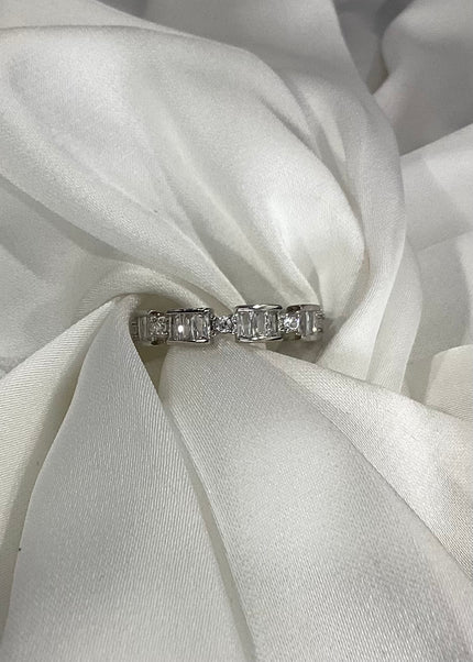 Anillo baguette con zirconias plateado