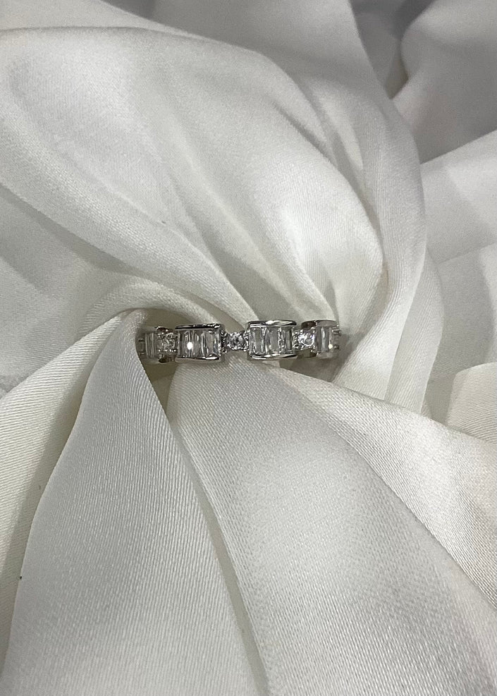 Anillo baguette con zirconias plateado