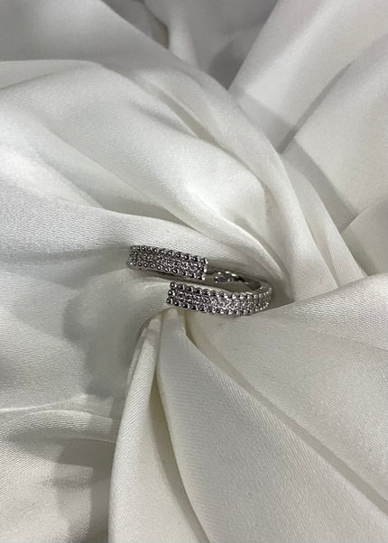Anillo enlazado con brillos