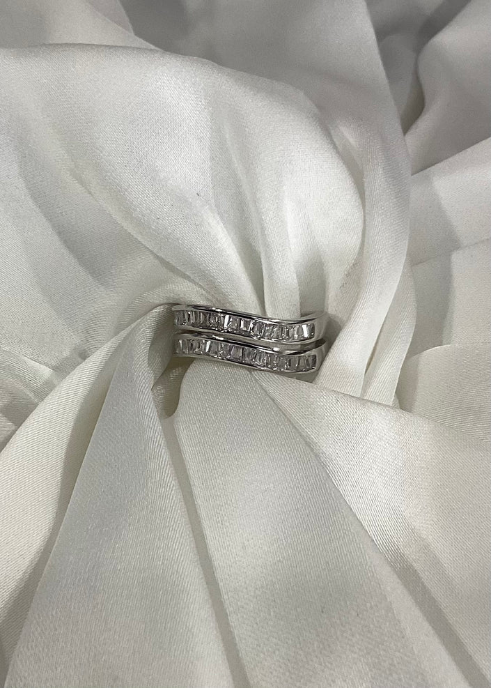 Anillo chunky ondulado con zirconias