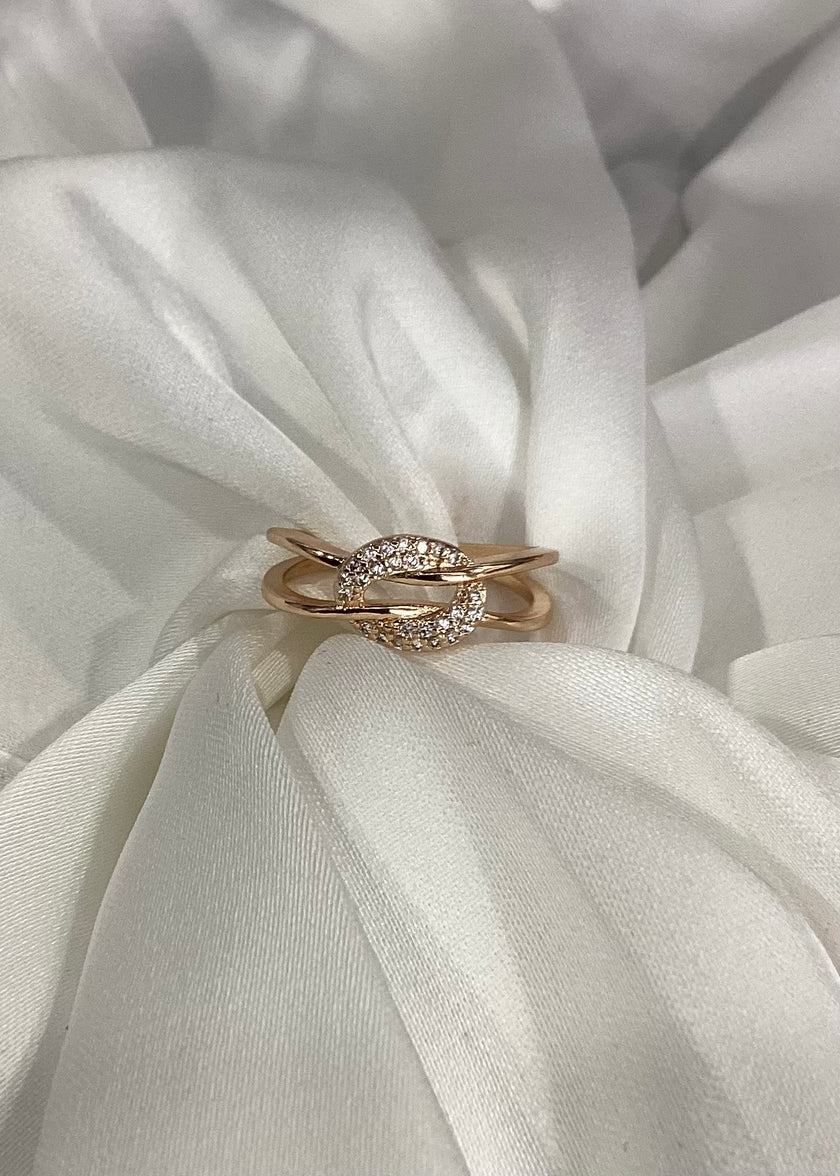 Anillo delgado con nudo y brillos