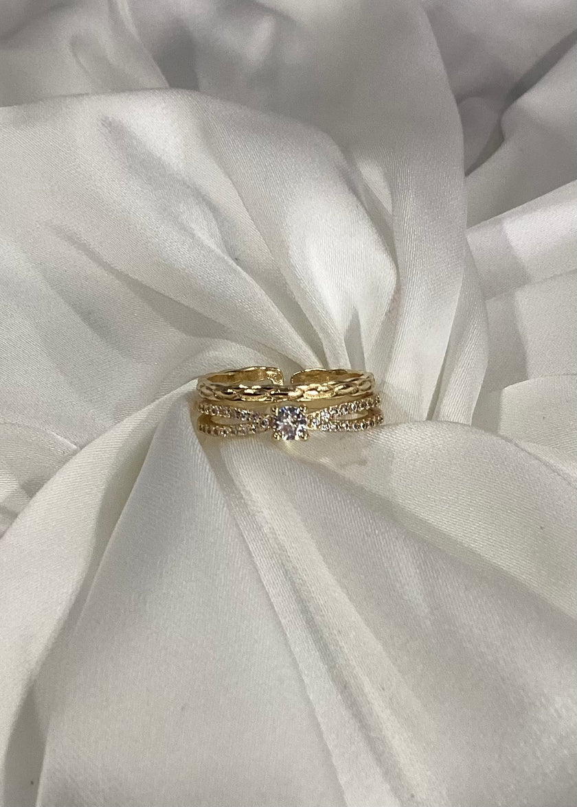 Anillo tres lineas zirconia en el centro