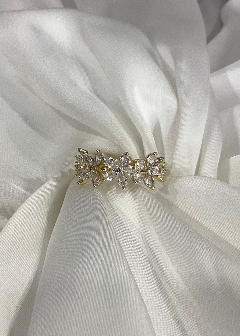 Anillo con flores de zirconias