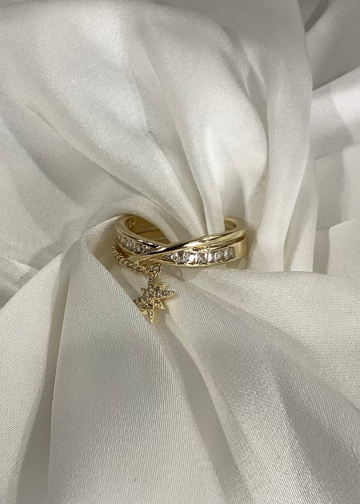 Anillo triple entrelazado con dije destello