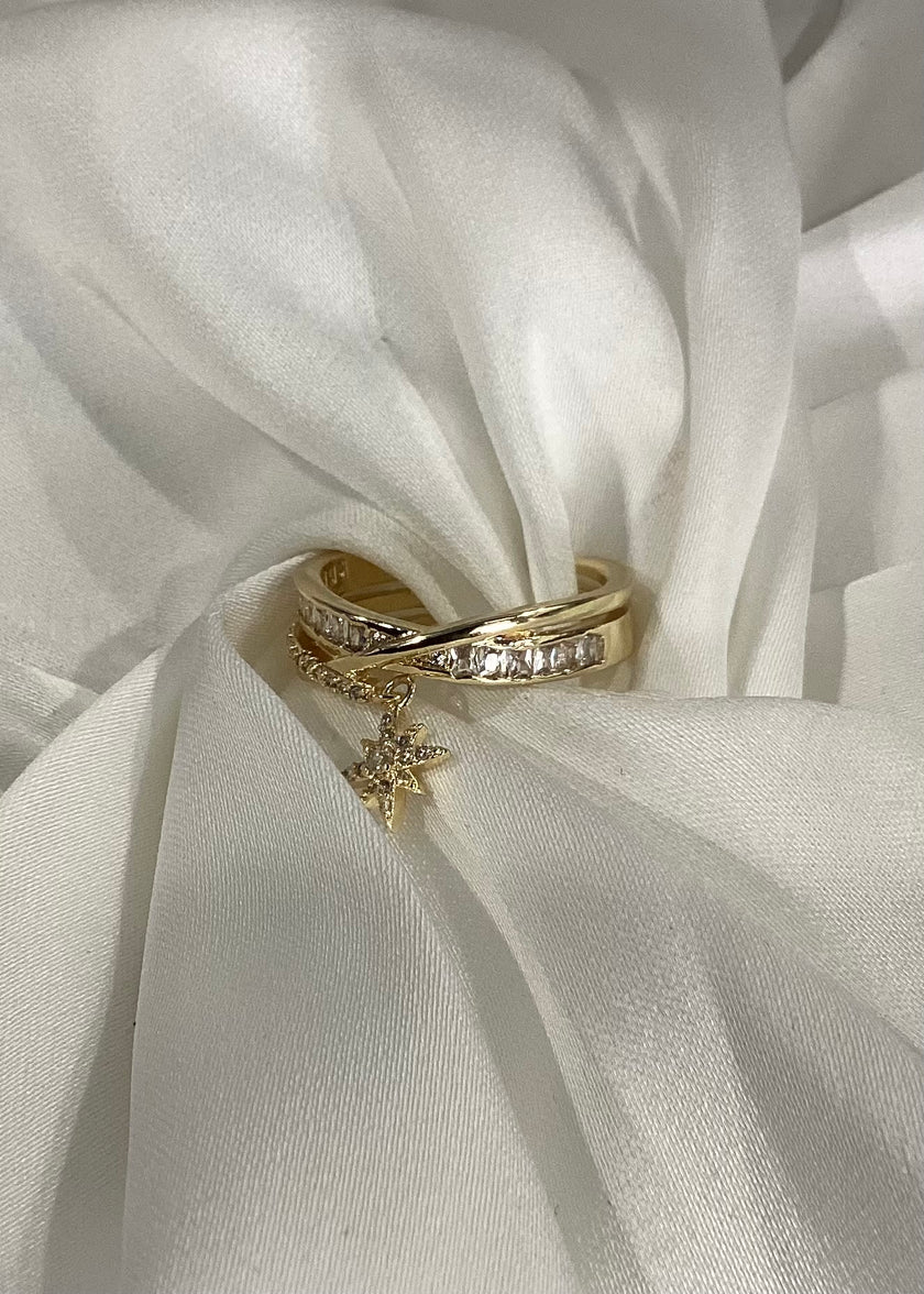 Anillo triple entrelazado con dije destello