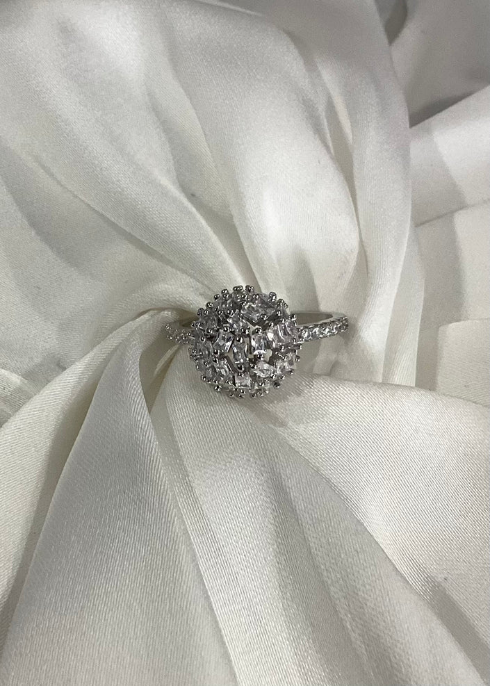 Anillo con esfera de zirconias