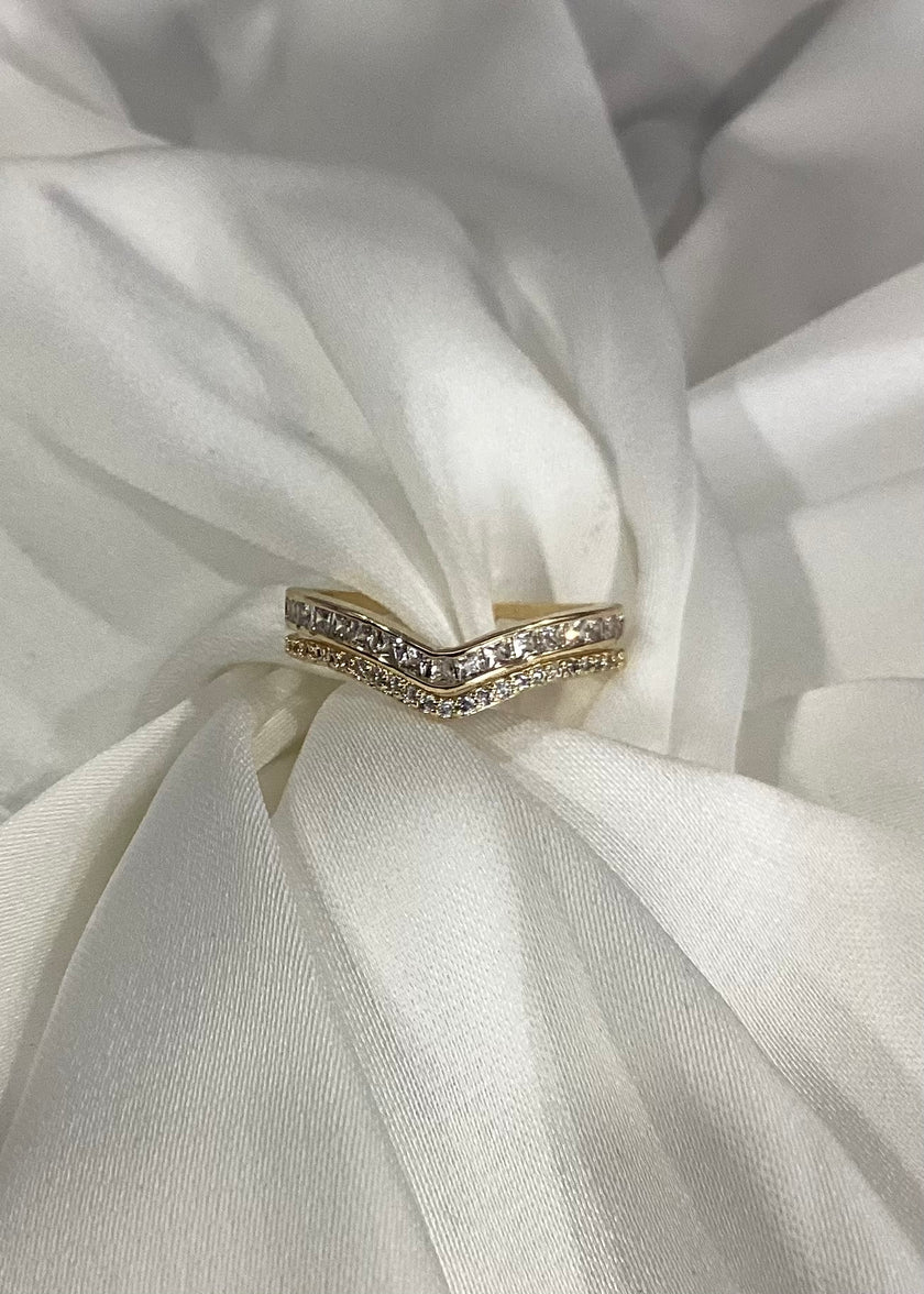 Anillo doble medio corazón con zirconias