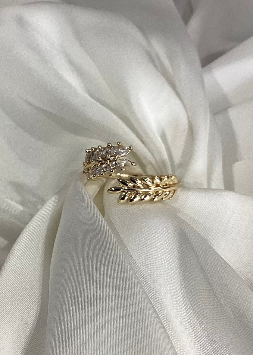 Anillo enlazado hojas mitad zirconias