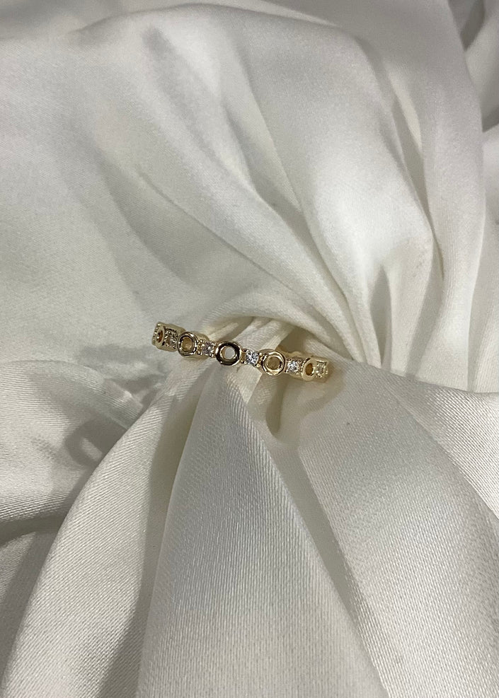 Anillo con pequeños huecos y brillos