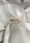 Anillo con brillos y baguette en el centro