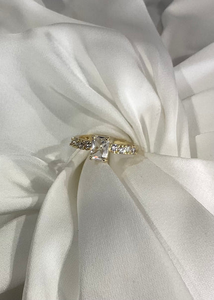 Anillo con brillos y baguette en el centro