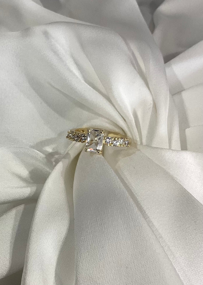 Anillo con brillos y baguette en el centro