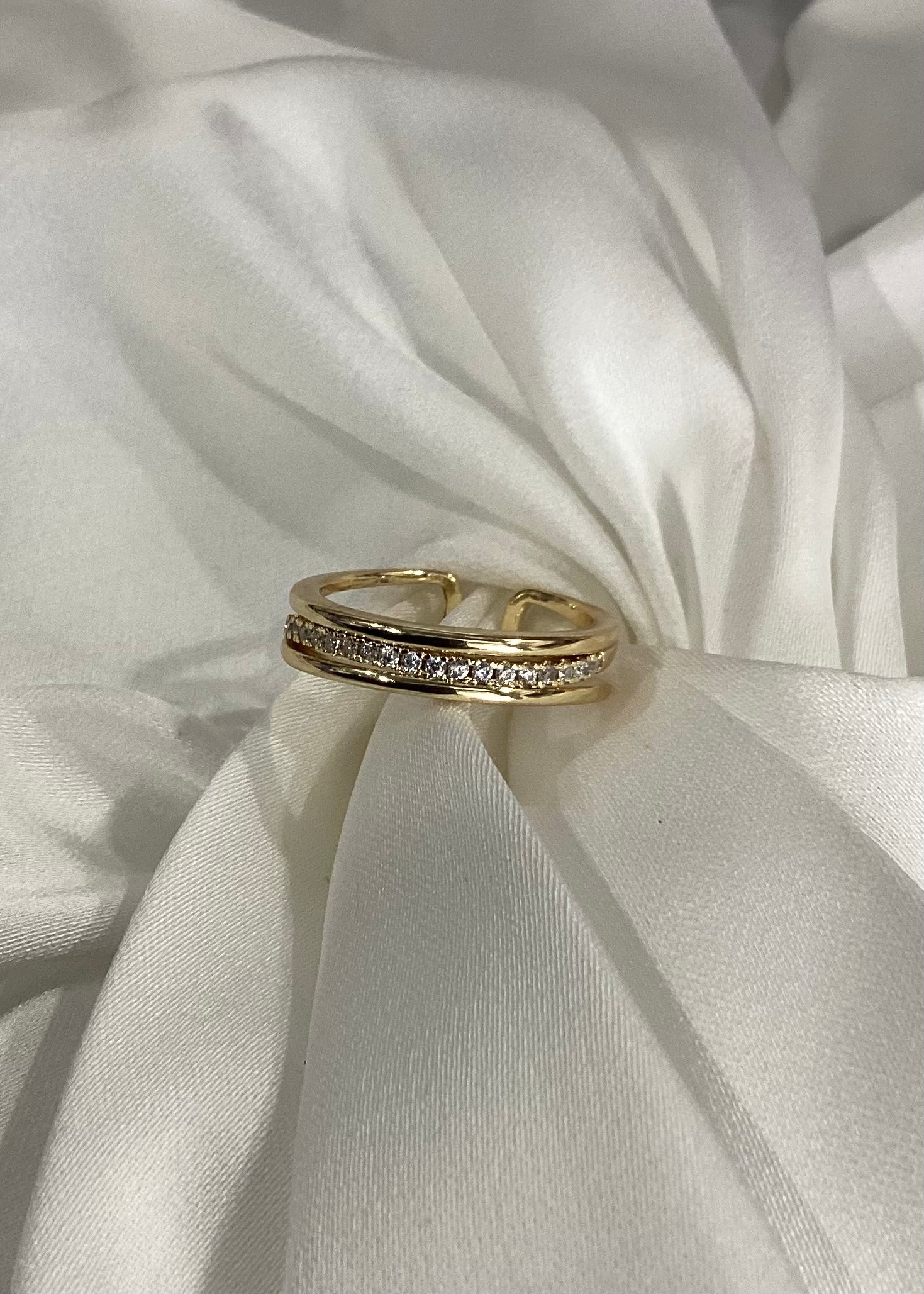 Anillo triple con brillos en el centro