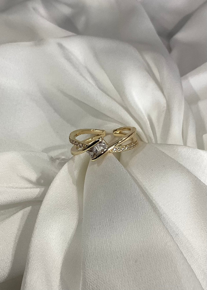 Anillo entrelazado con baguette diagonal