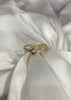 Anillo entrelazado con baguette diagonal