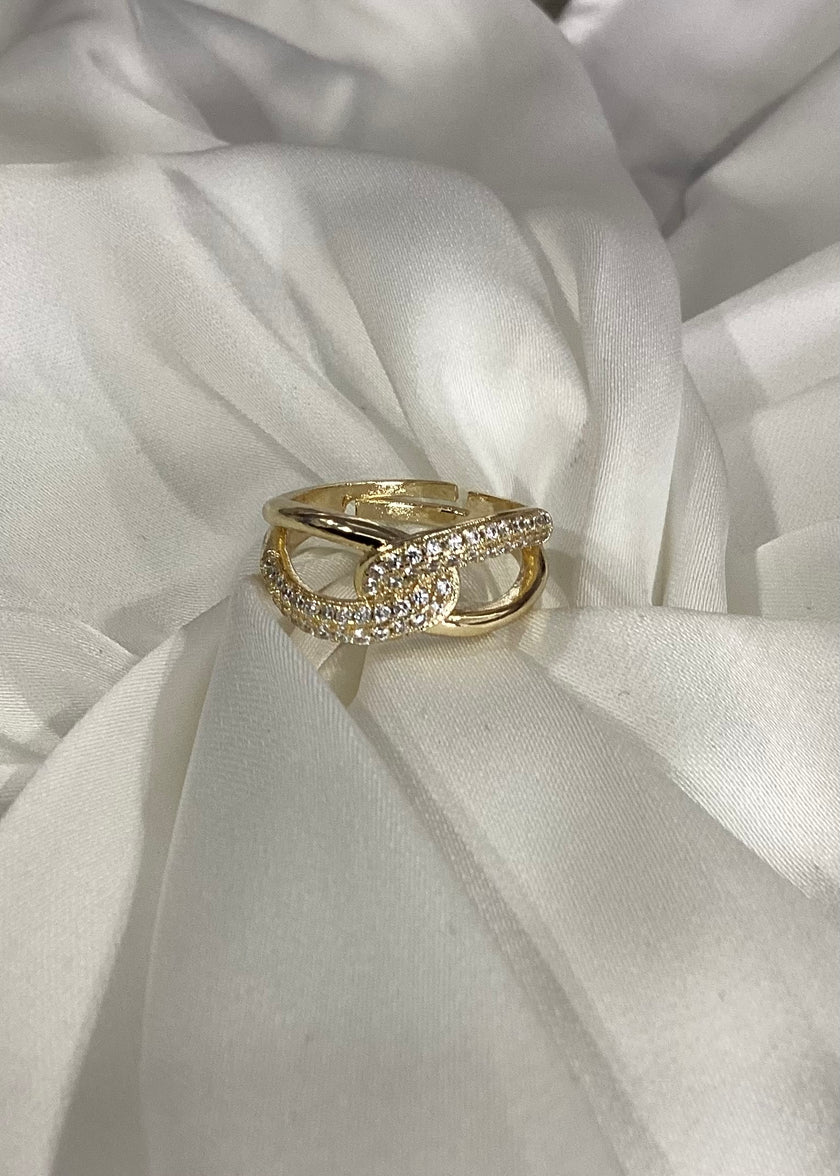 Anillo entrelazado con brillos