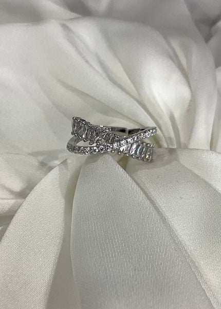 Anillo doble cruzado con zirconias plateado