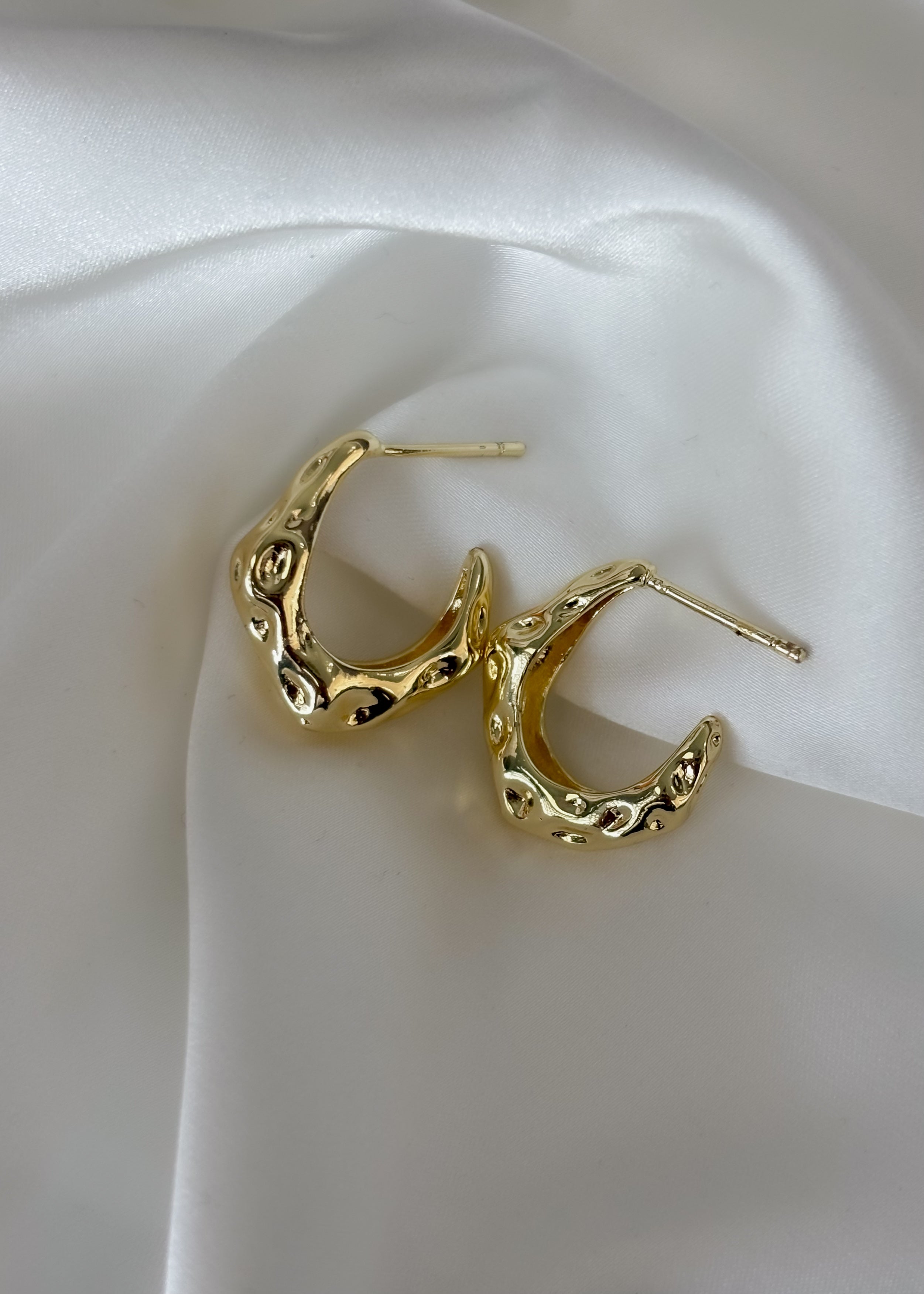 Aretes media luna con textura