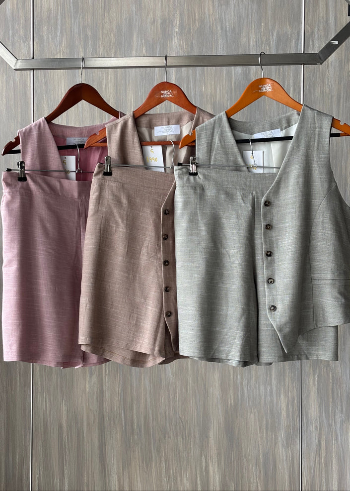 Conjunto chaleco y short con botones madera