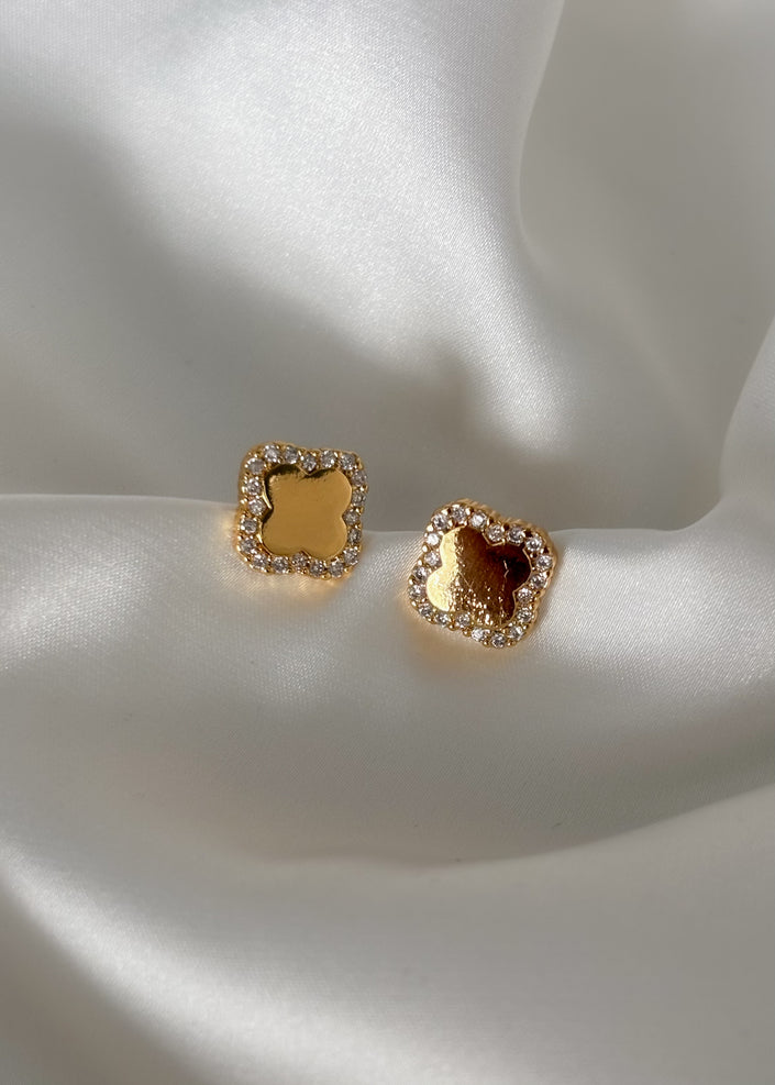 Aretes trebol fondo dorado con brillos en el borde