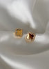 Aretes trebol fondo dorado con brillos en el borde