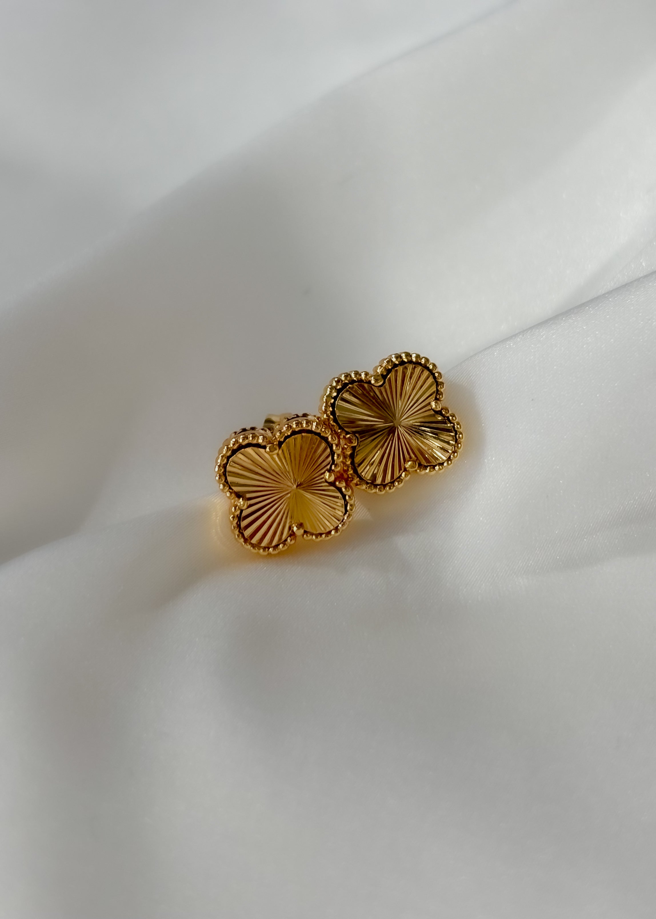 Aretes trebol dorado