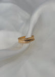 Earcuff dorado con rayas