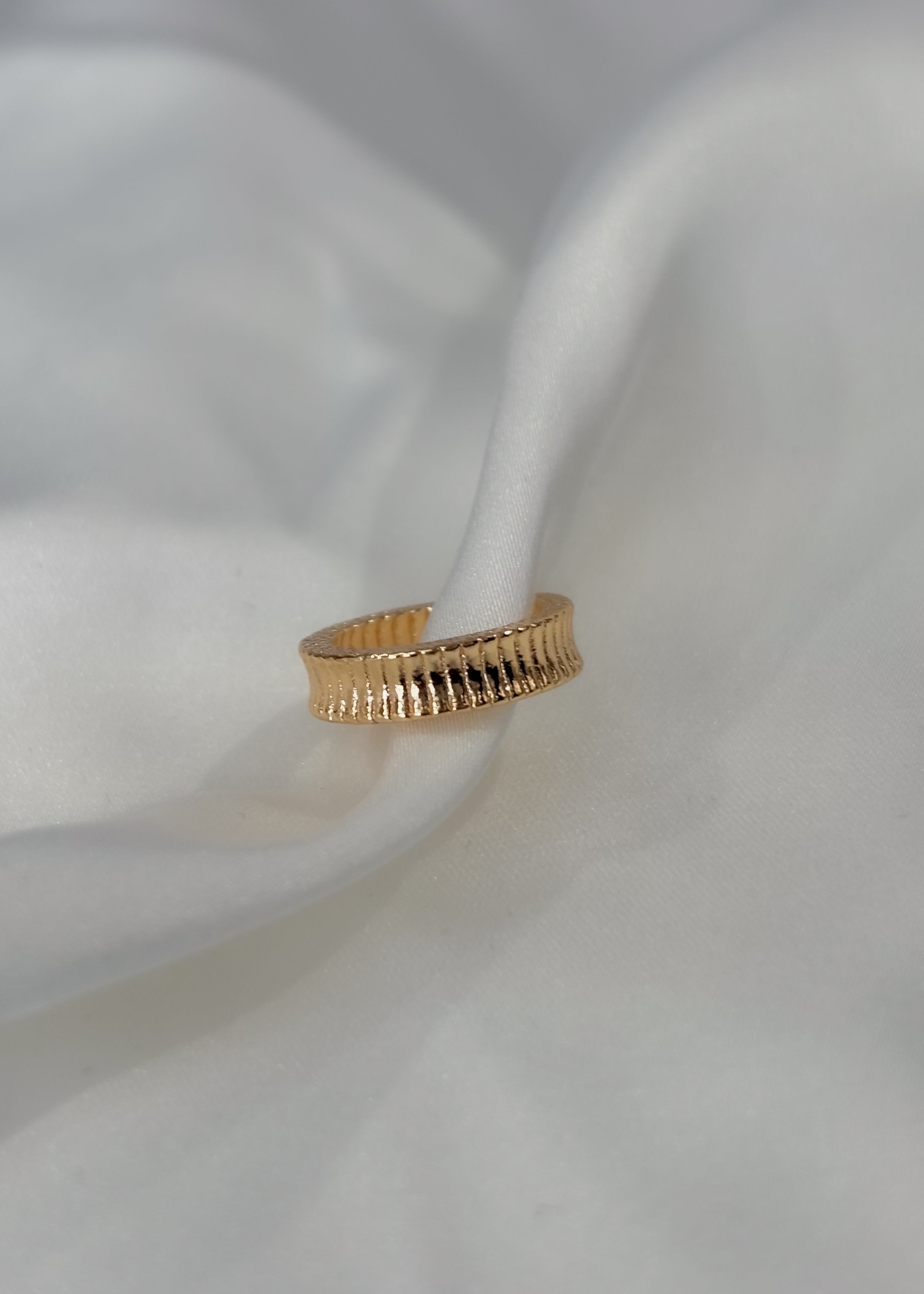 Earcuff dorado con rayas