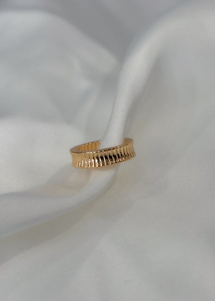 Earcuff dorado con rayas