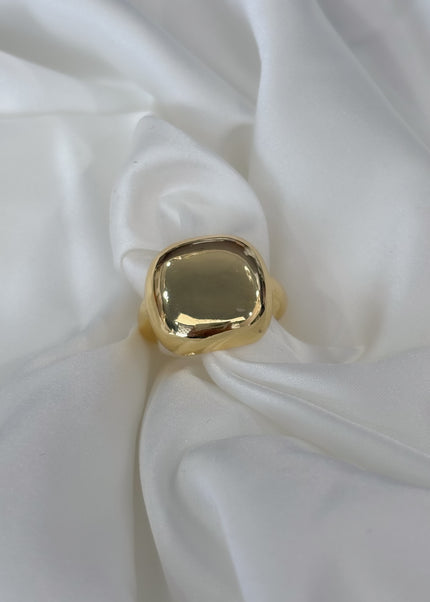 anillo cuadro dorado