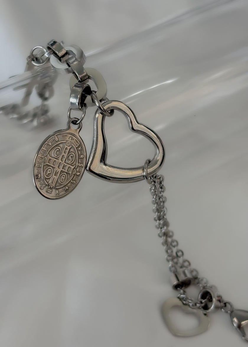 Pulsera San benito con corazones