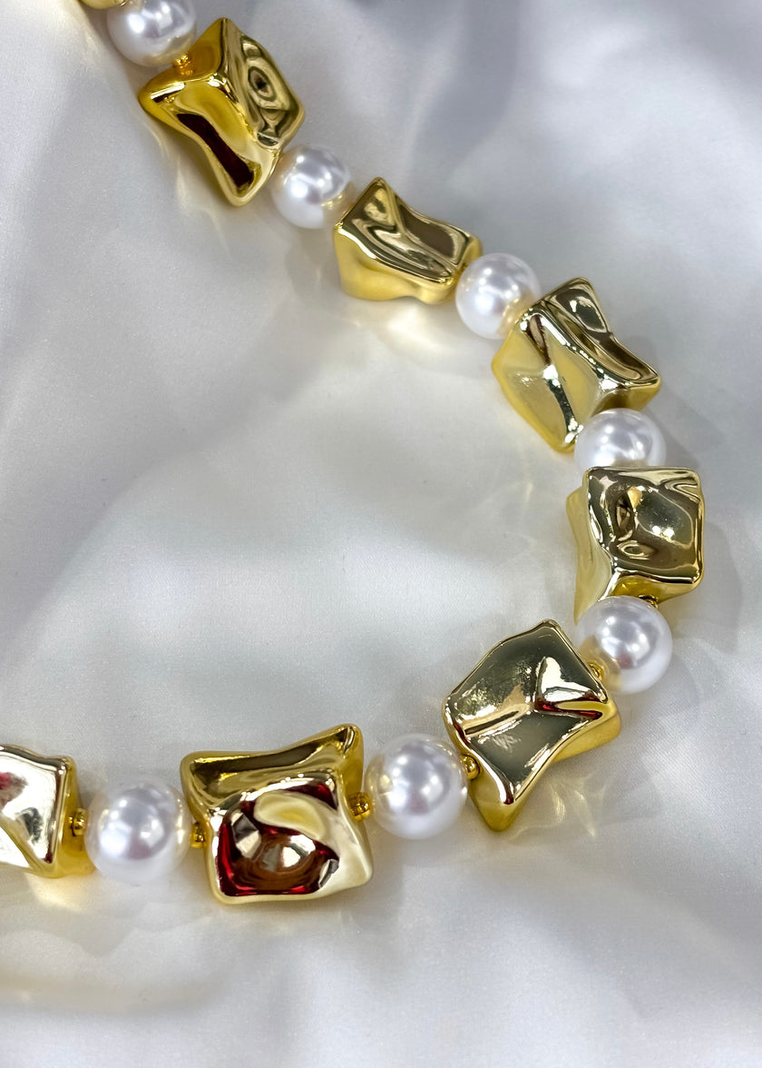 Collar perlas y rectángulos dorados