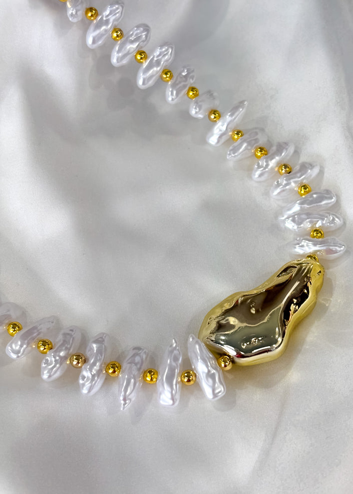 Collar perlas irregulares con roca dorada