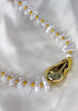 Collar perlas irregulares con roca dorada