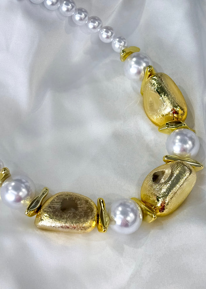 Collar perlas grandes e irregularidades dorado