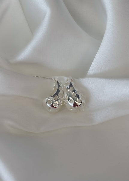 Arete gota con corazones