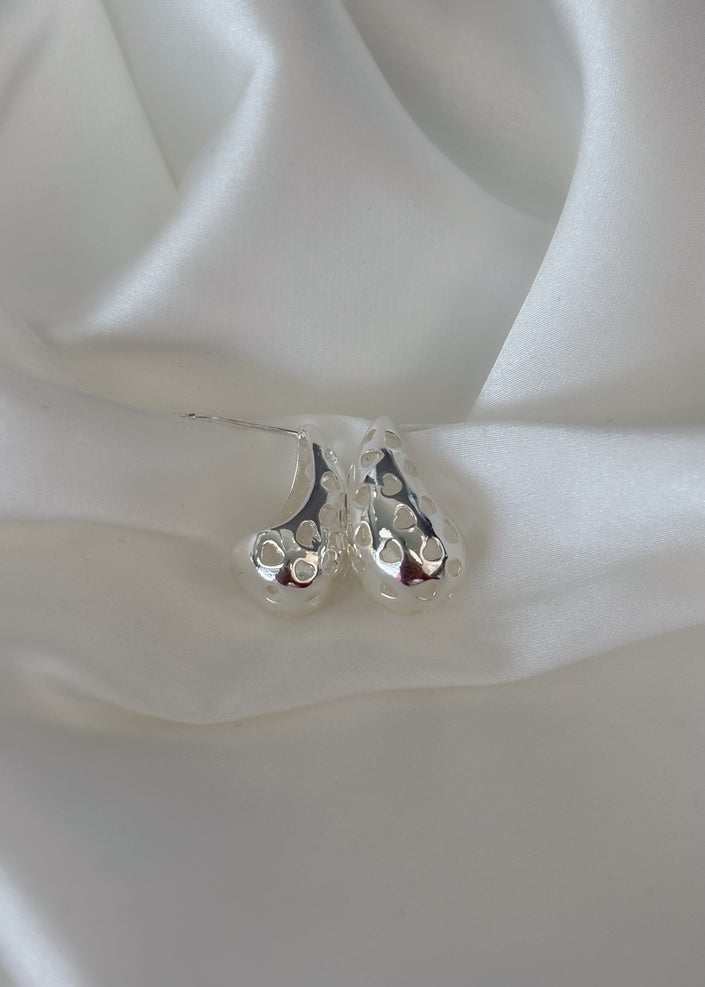 Arete gota con corazones