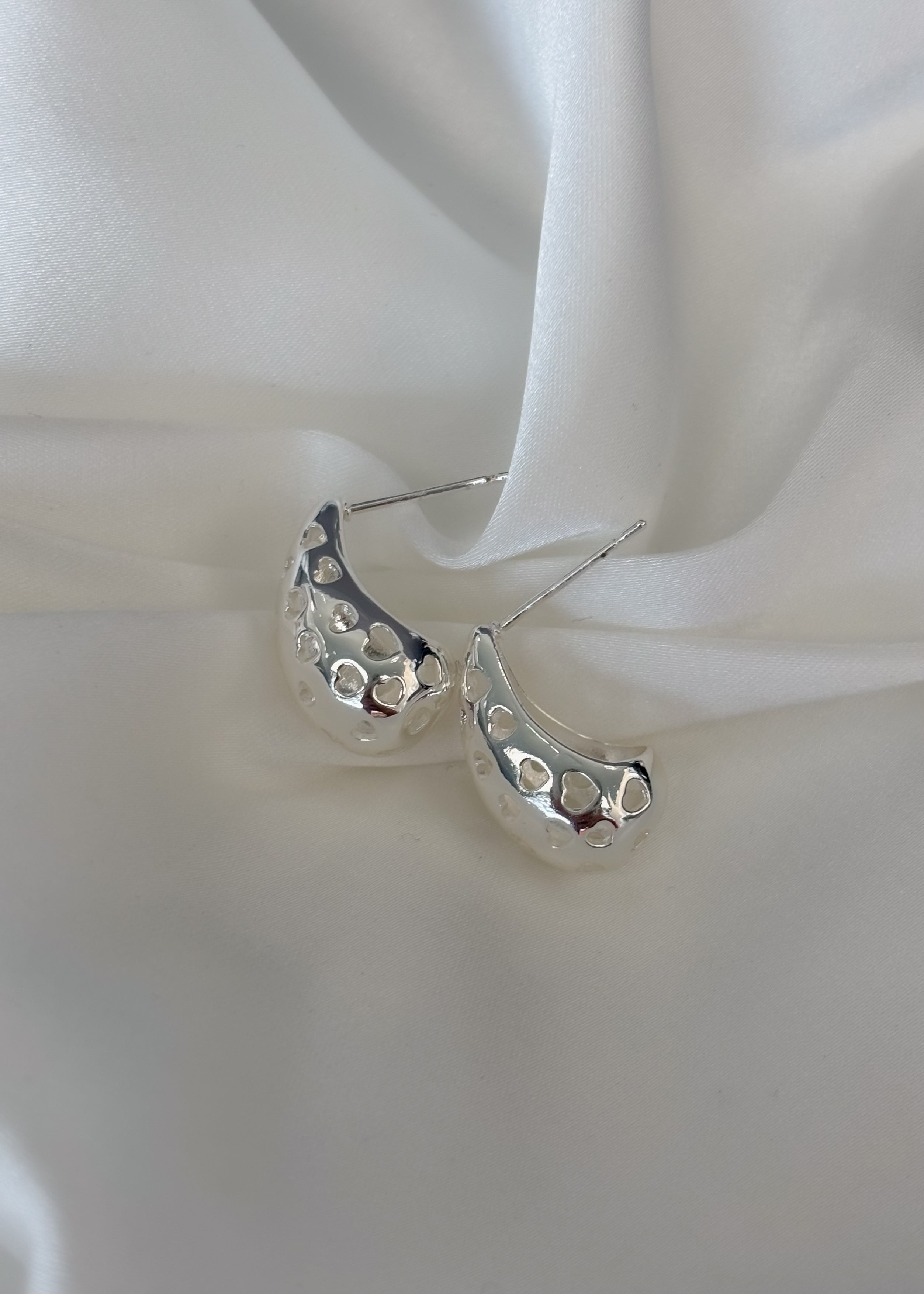 Arete gota con corazones