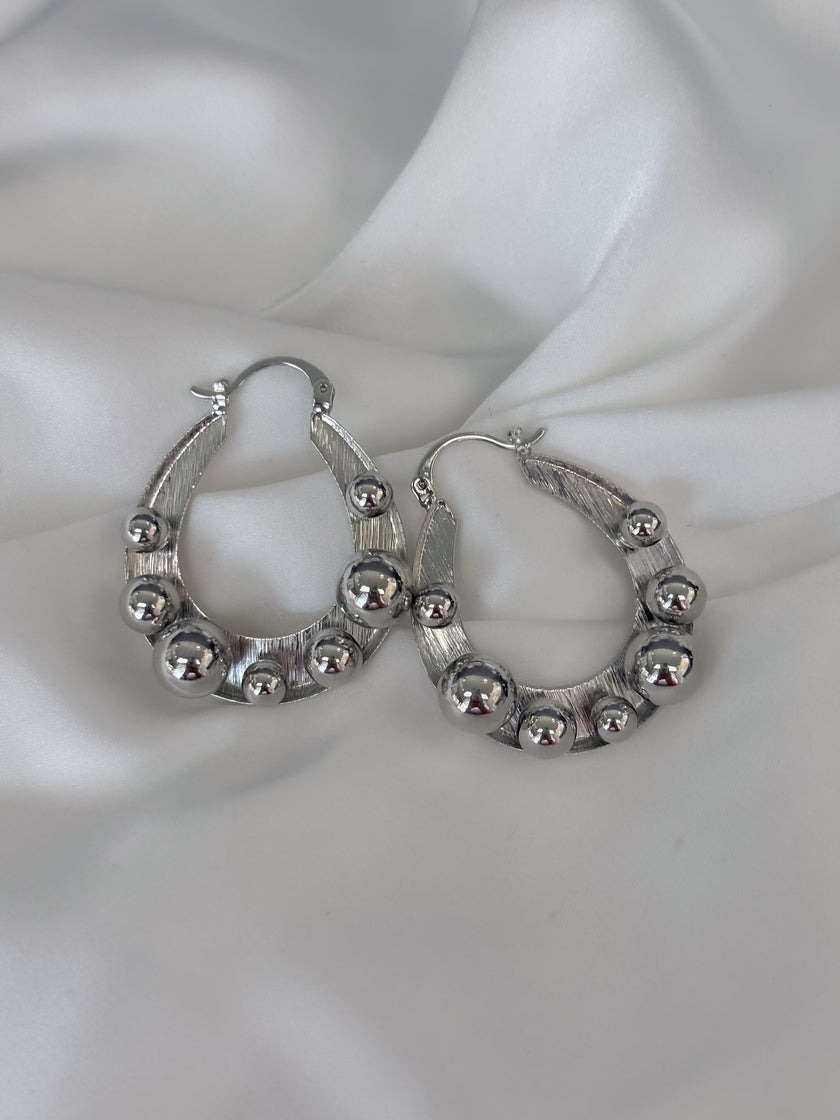 Arracada con bolitas