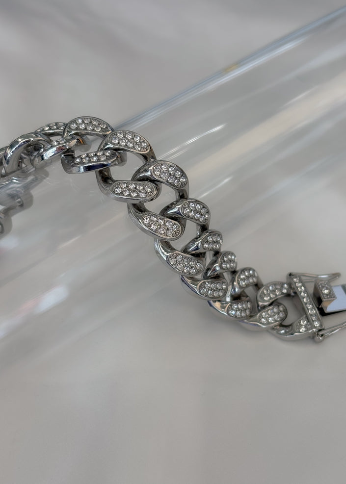 Pulsera con eslabones grandes plateados y brillos