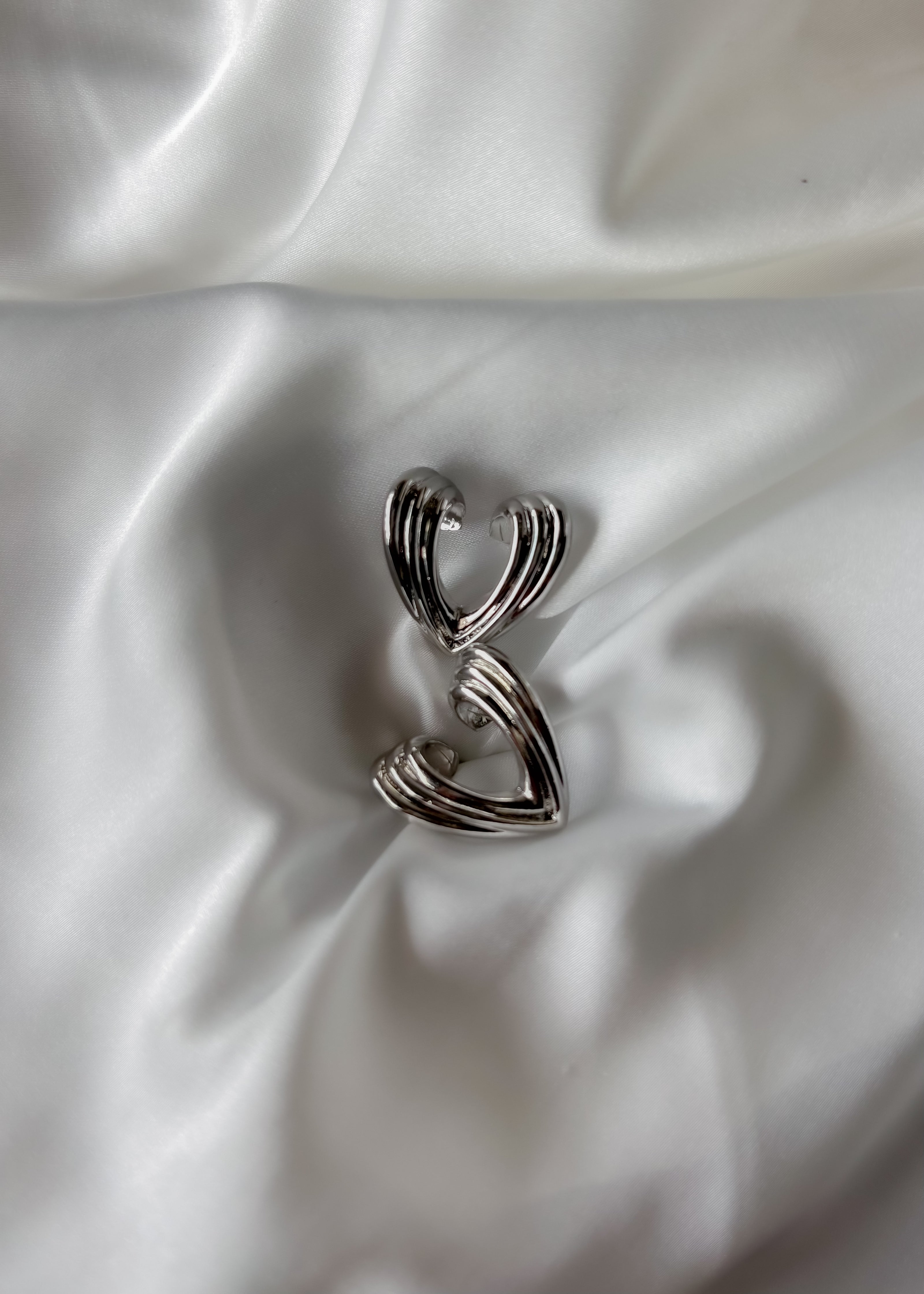 Arete corazón lazos