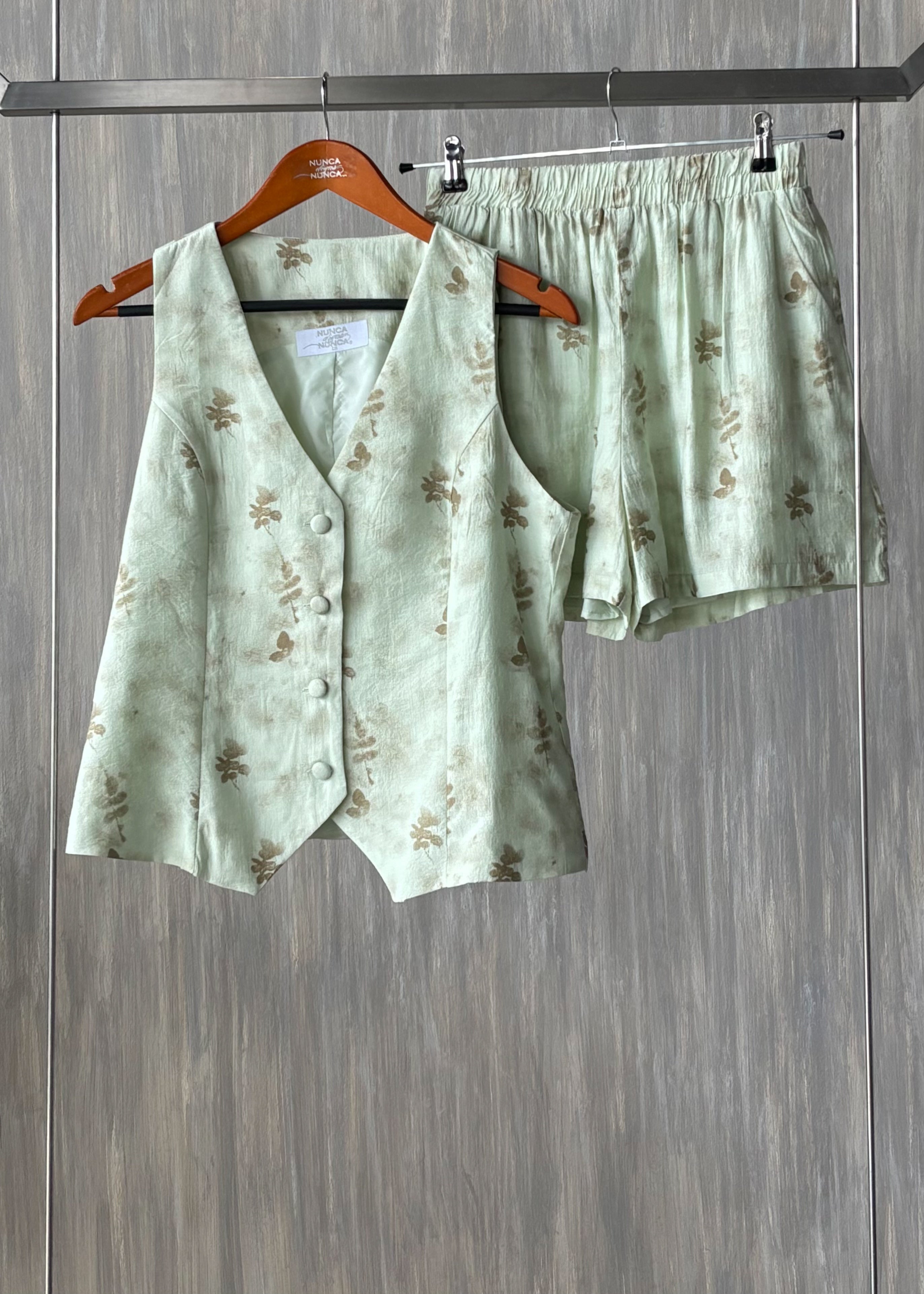 Conjunto chaleco y short aura
